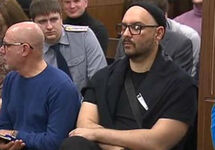 Алексей Малобродский (слева) и Кирилл Серебренников в суде. Кадр "России-24"