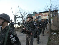 Южнокорейские военные покидают погранпост. Фото: english.yonhapnews.co.kr