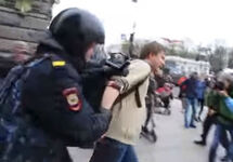 Задержание на акции 5 мая в Петербурге. Кадр видео