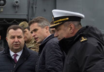 Гэвин Уильямсон (в центре) и Степан Полторак (слева) в порту Одессы. Фото из твиттера JudithGoughFCO