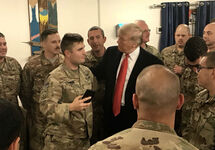 Дональд Трамп на военной базе в Ираке. Фото из твиттера @PressSec