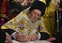 Патриарх Варфоломей подписывает томос об автокефалии ПЦУ. Фото: president.gov.ua