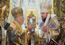 Патриарх Варфоломей вручает томос митрополиту Епифанию. Фото: president.gov.ua