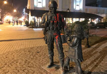 Облитый краской памятник "вежливым людям". Фото: vesti-k.ru