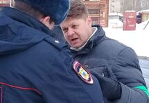 Григорий Винтер спорит с полицейским. Фото: svoboda.org