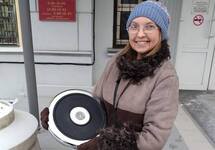 Наталия Подоляк с "медалью" для "потерпевшего" Данилова. Фото с ФБ-страницы активистки