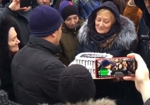 Мать политзеков Абдуллаевых встречает Эмиля Курбединова после отбытия ареста. Кадр видео "Крымской солидарности"