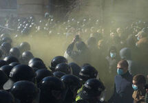 Столкновения у администрации президента в Киеве. Фото: unian.net