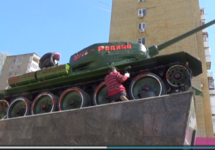 Изрисованный памятник танкистам. Кадр видео