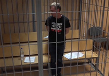 Иван Голунов в клетке суда. Кадр видео