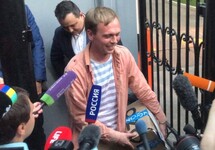 Иван Голунов выходит на свободу. Фото: twitter.com/SobolLubov