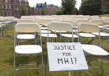 Акция памяти пассажиров MH17 у посольства РФ в Гааге. Кадр NOS