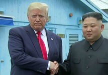 Дональд Трамп и Ким Чен Ын. Кадр CNN