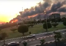 Пожар после атаки на саудовский НПЗ. Кадр видео