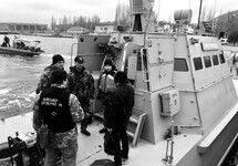 Сотрудники военной прокуратуры Украины на борту "Никополя". Фото: ФБ А. Матиоса
