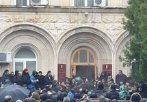 Штурм администрации президента Абхазии. Фото: ekhokavkaza.com