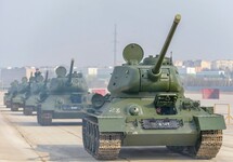 Тренировка экипажей танков Т-34. Фото из твиттера Минобороны
