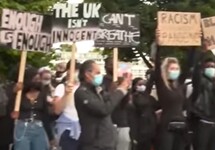 Митинг у посольства США в Лондоне. Кадр видео