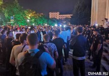 Ночной митинг у дома правительства в Хабаровске. Фото: dvhab.ru