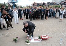 Послы возлагают цветы в Минске. Фото: naviny.by