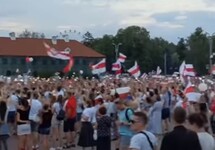 Митинг в Гродно 17 августа. Кадр видео