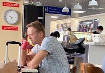 Навальный пьет чай в аэропорту Томска