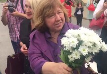 Светлана Алексиевич после допроса в СК Беларуси. Кадр видео