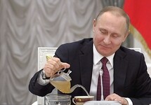 Владимир Путин пьет чай. Кадр ТВЦ