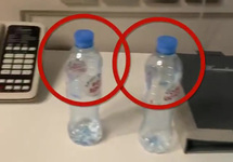 Бутылки в номере Навального в Томске. Кадр видео ФБК