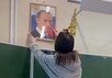 Алина Морозова снимает портрет Путина. Кадр видео