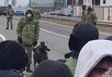 Белорусские силовики конвоируют мигрантов к границе с Польшей. Кадр видео 