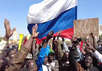 Демонстранты в Уагадугу. Буркина-Фасо. Россия флаг Кадр видео