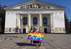 В Мариуполе вывесили флаг ЛГБТ Фото 17 сентября 2019 фото отсюда http://mariupolnews.com.ua/news/view/v-mariupole-vyvesili-flag-lgbt драмтеатр Мариуполь