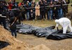 Эксгумация тел из братской могилы в Буче. Фото: "Украинская правда" Эксгумация тел из братской могилы в Буче. Фото: "Украинская правда"