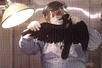 Нью-йоркский ветеринар исследует труп вороны, инфицированной западно-нильским вирусом. Фото с сайта www.columbia.edu