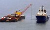 Голландское судно и баржа на работах по подъему подлодки ''Курск'' в Баренцевом море. Фото Reuters