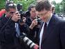 Перед выступлением в суде Билл Гейтс общается с репортерами. Фото AP