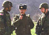 Лейтенант Виталий Сахнов из Белгорода с американскими офицерами в Косово. Фото AP