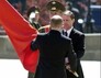 Владимир Путин вручает Сергею Иванову новое знамя Вооруженных сил. Фото AP