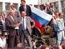Борис Ельцин выступает перед защитниками Белого дома. Рядом - Александр Коржаков. Фото из архива AP