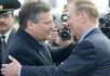 Леонид Кучма встречает Александра Квасьневского в аэропорту Днепропетровска. Фото Reuters