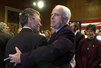 Джон Маккейн поздравляет Тома Дэшла с победой. Фото AP