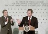 Выступление Джорджа Буша в Лэнгли. Слева - директор ЦРУ Джордж Тенет. Фото Reuters