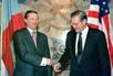 Рукопожатие министров обороны России и США перед переговорами в Москве 13 августа 2001. Фото Reuters