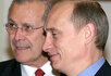 Дональд Рамсфелд и Владимир Путин в Москве. Фото Reuters