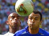Матч Англия-Бразилия. Кафу борется за мяч с Тревором Синклером. Фото AP