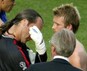 Капитан и тренер сборной утешают Дэвида Симена после матча с Бразилией, но вратарь безутешен. Фото Reuters