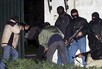 Спецназовцы штурмуют резиденцию Милошевича. Фото Reuters