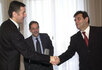 Хавьер Солана наблюдает, как Мило Джуканович и Воислав Коштуница обмениваются рукопожатиями после подписания договоренностей 14 марта 2002 года