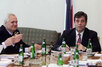 Милан Милутинович (слева) и Воислав Коштуница на заседании Высшего совета по обороне в Белграде 1 апреля 2002 года. Фото AP